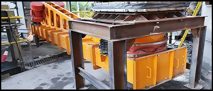 Rugged vibrating feeder for bulk ore handling in mining operations