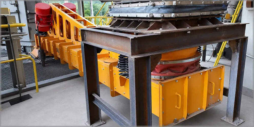 Industrial vibrating conveyor with vibration motor, heavy type vibratory bulk material handling equipment working in production plant